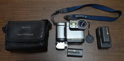 asislot|X2 (TWO) Old Sony Camera DIGITAL MAVICA w Charger & Disc .